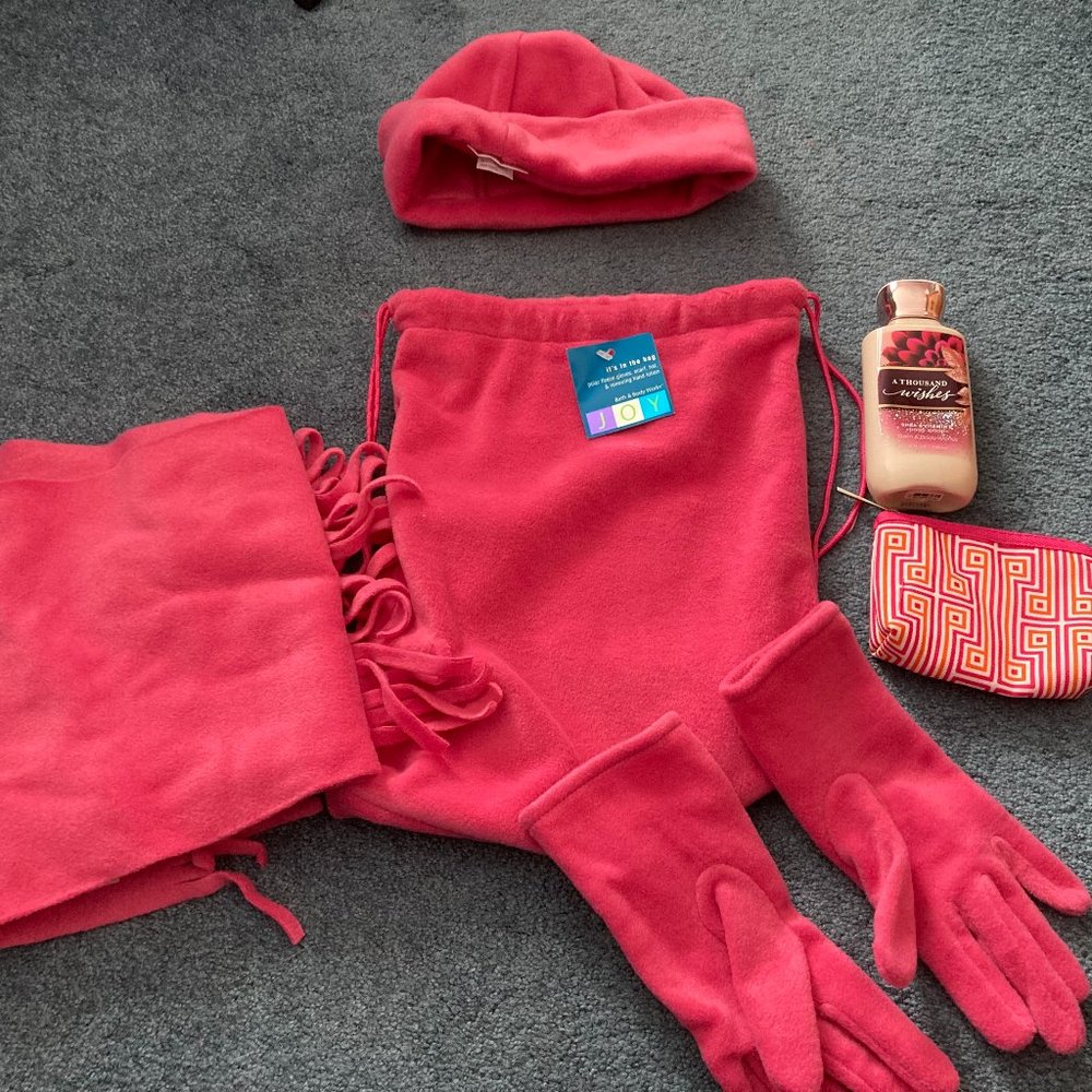 Bath & Body Works Pink Winter 6 Piece Set Fleece  Hat  Scarf  Gloves CHANGE PURE